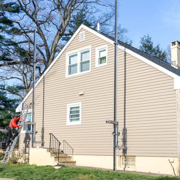 H. Recinos Repairs and Installs Siding